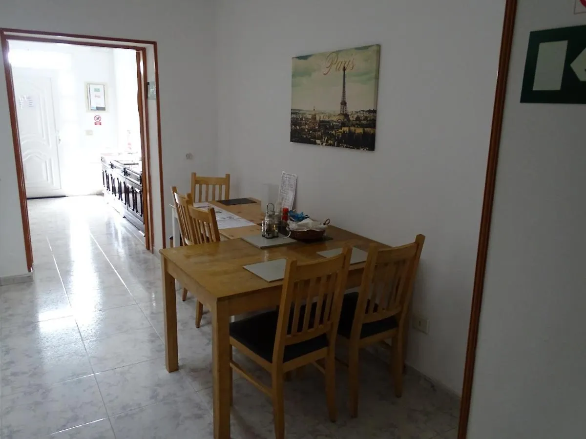 Bed & Breakfast Rickaty Lodge: Airport-View B&B at Gran Canaria Las Majoreras